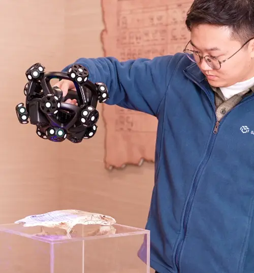 NimbleTrack CR escaneando múltiples materiales: textiles, cerámica, bronce y chapa metálica sin recubrimientos